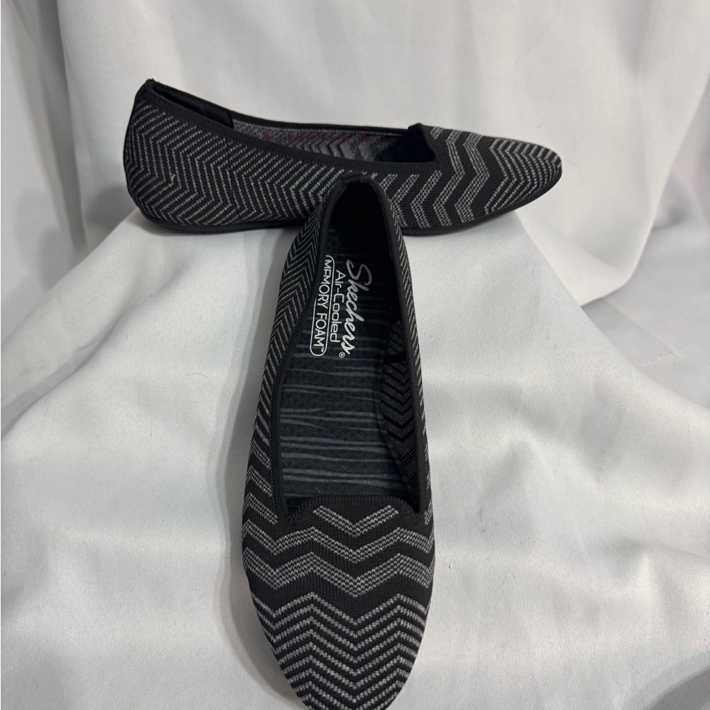 Skechers Cloe Black and Gray Chevron Flats 
SZ 8